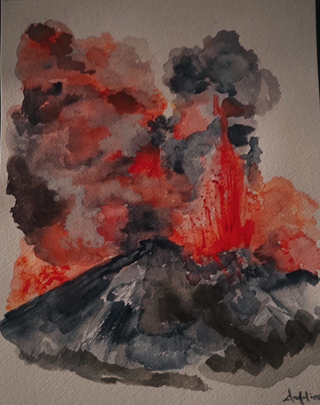 Eruzione vulcanica con lava rossa, fumo grigio e pendii rocciosi scuri in un dipinto ad acquerello.