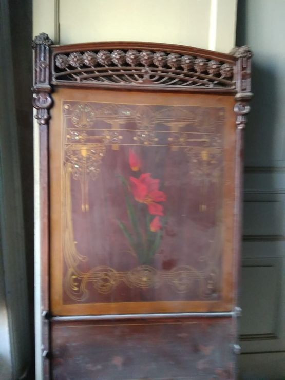 Elegante mobiletto in legno con parte superiore intagliata e pannello floreale sul davanti