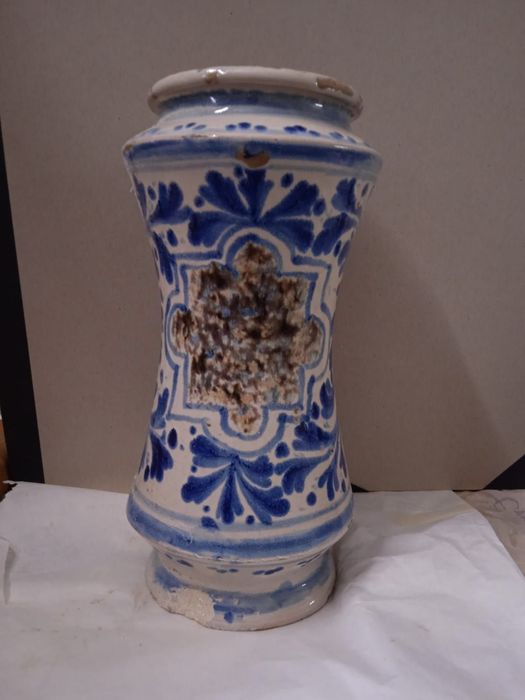 Vaso in ceramica bianca e blu con motivi floreali elaborati e un motivo centrale marrone