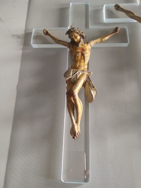 Crocifisso con una piccola figura dorata di Gesù su un supporto trasparente, su sfondo bianco