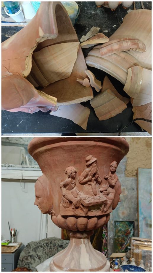 Frammenti di un vaso in terracotta sopra; un’urna decorata restaurata sotto, in un laboratorio.