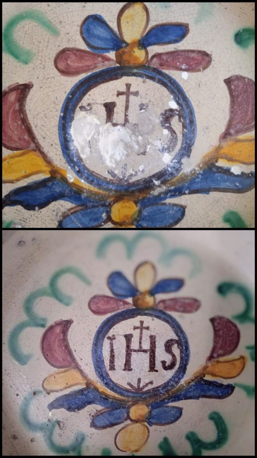 Due medaglioni religiosi decorativi con ornamenti blu, rosa e dorati e simboli cristiani all’interno.