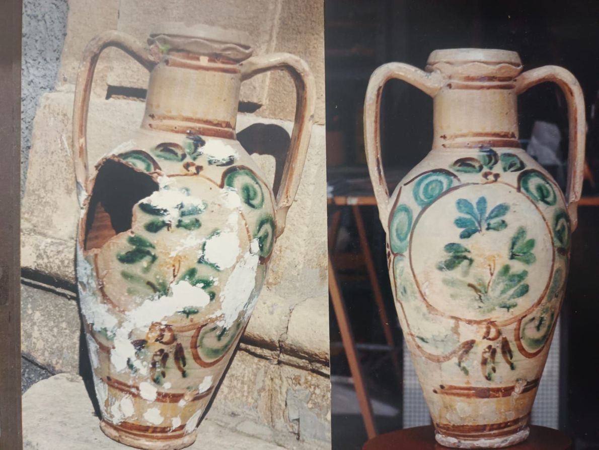 Foto affiancate di un vaso decorativo in ceramica con motivi floreali e a tralci, uno danneggiato e l’altro restaurato