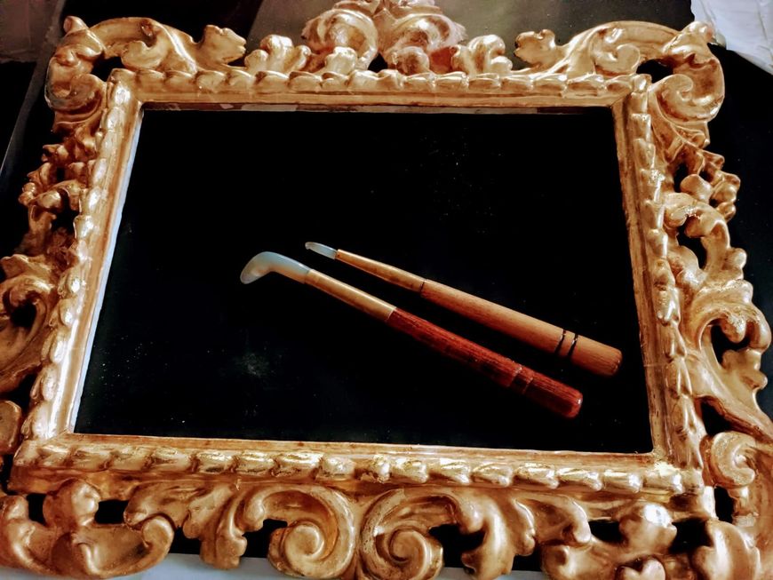 Dipingere a mano un disegno floreale e di foglie su carta bianca con un pennello sottile.