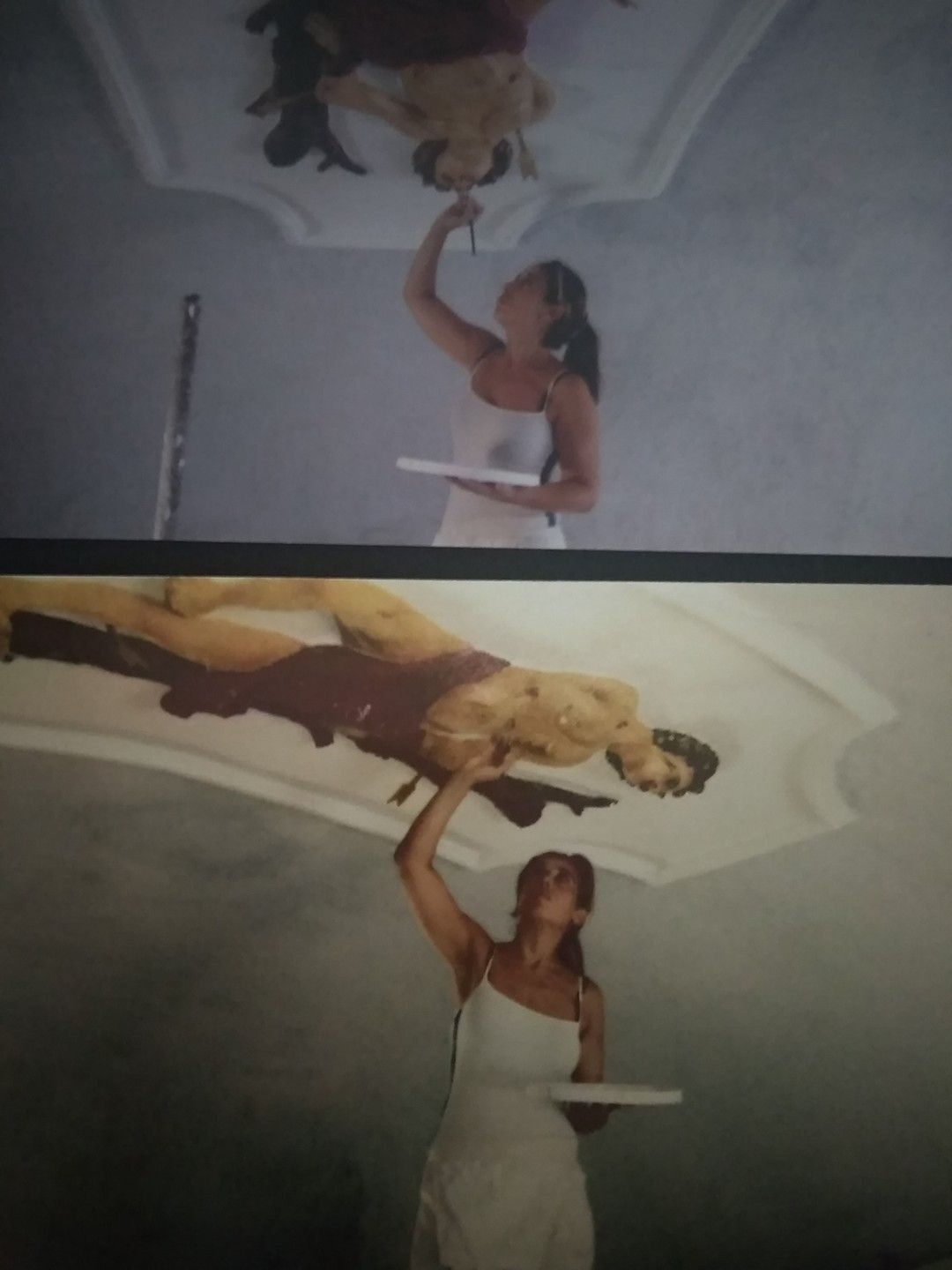 Due foto sovrapposte di una persona che si protende verso una scultura decorata sul soffitto mentre tiene un vassoio
