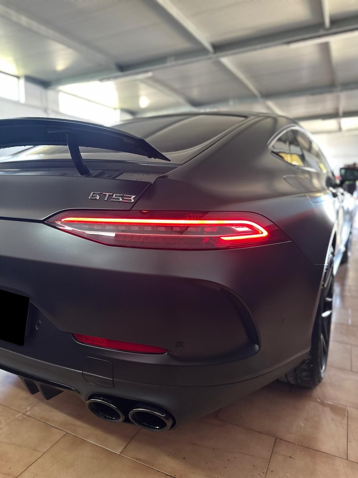 Mercedes-AMG GT coupé a 4 porte nero opaco