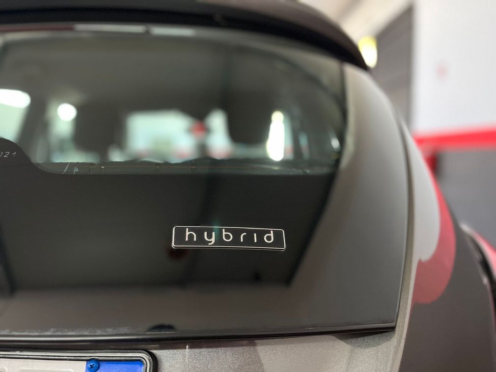 Vista posteriore di un'auto nera con l'emblema