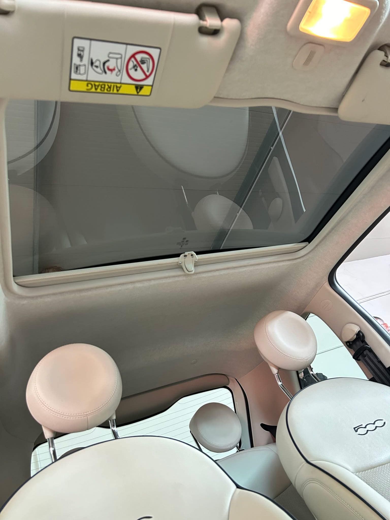 Vista interna di un'auto con tettuccio apribile