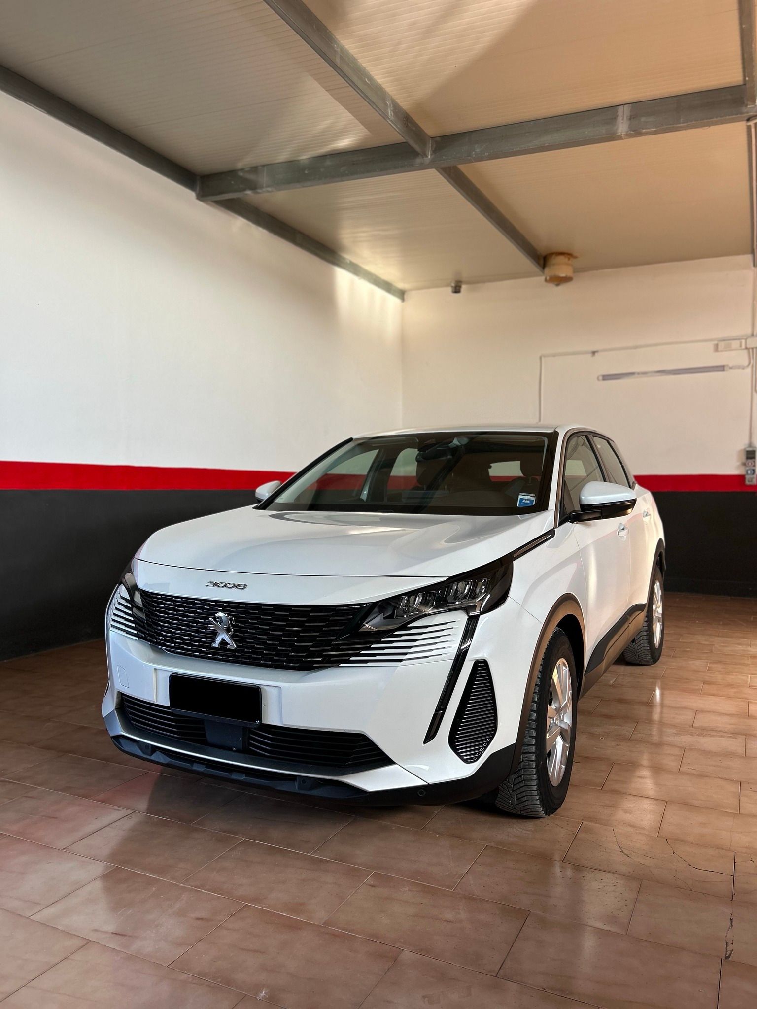 SUV Peugeot bianco