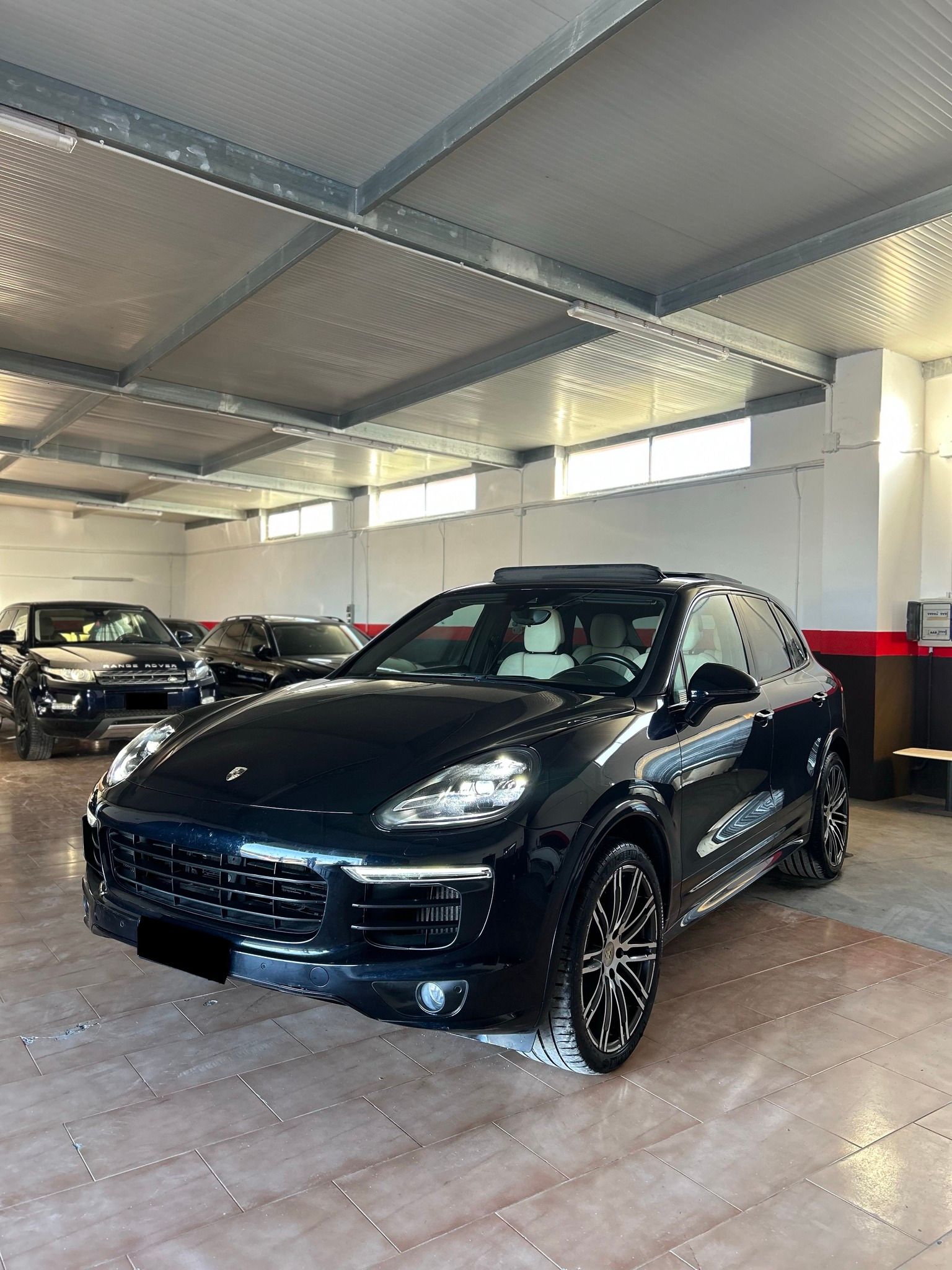 SUV Porsche Cayenne blu scuro