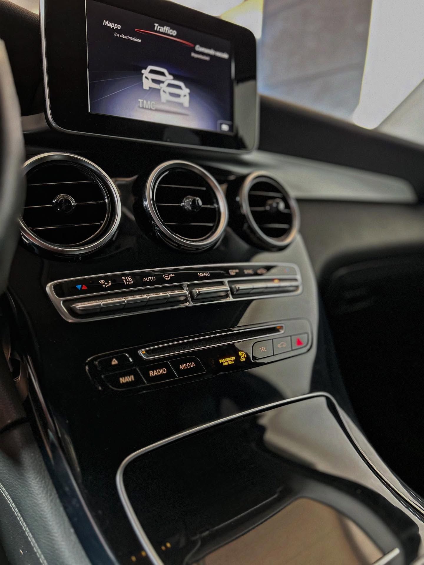 Vista interna del cruscotto di un'auto