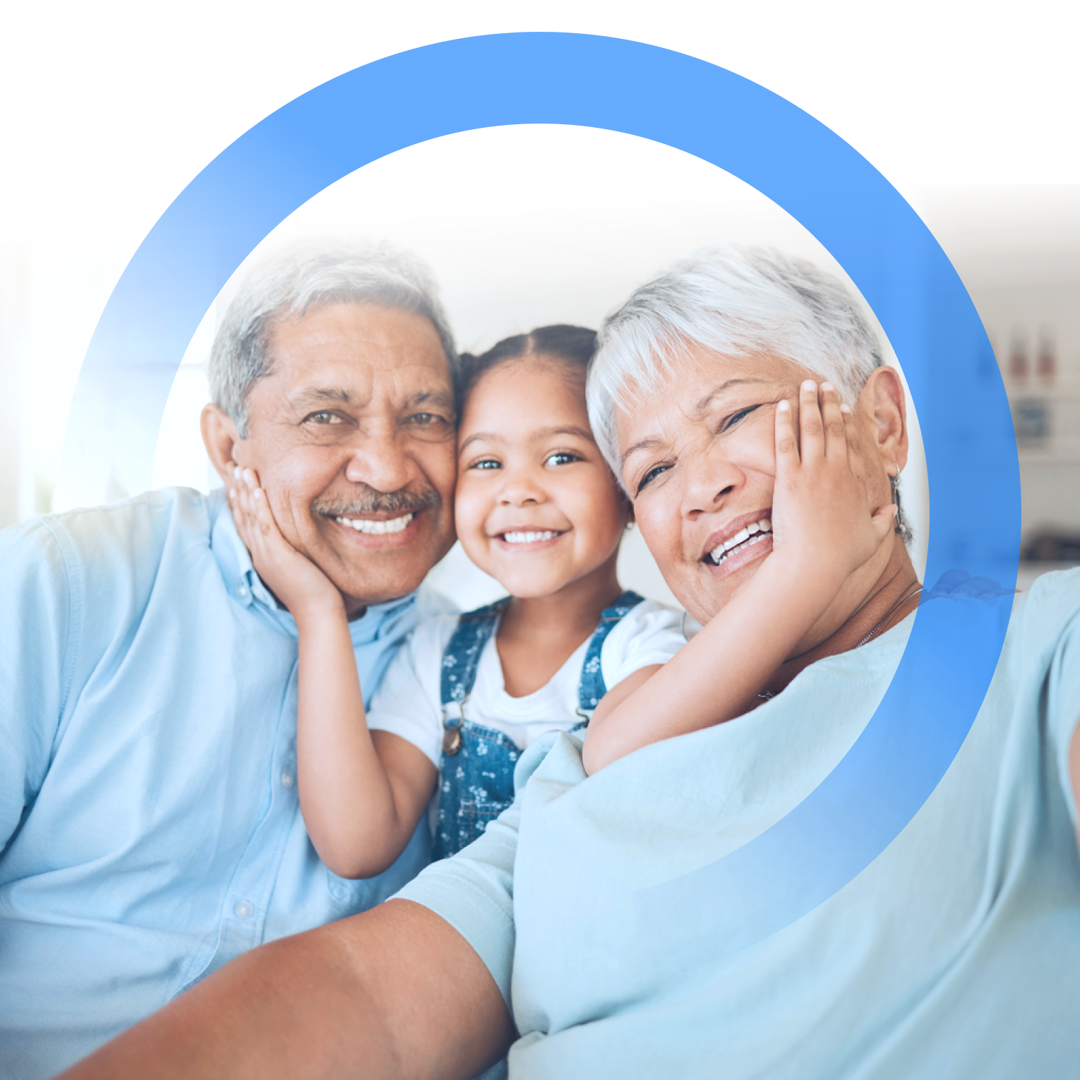 Família sorridente de três pessoas abraçadas dentro de uma moldura circular azul sobre um fundo branco.