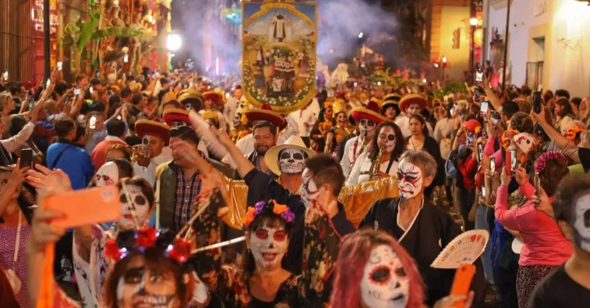 Altar tradicional do Dia dos Mortos no México com flores, fotografias, velas e oferendas em homenage
