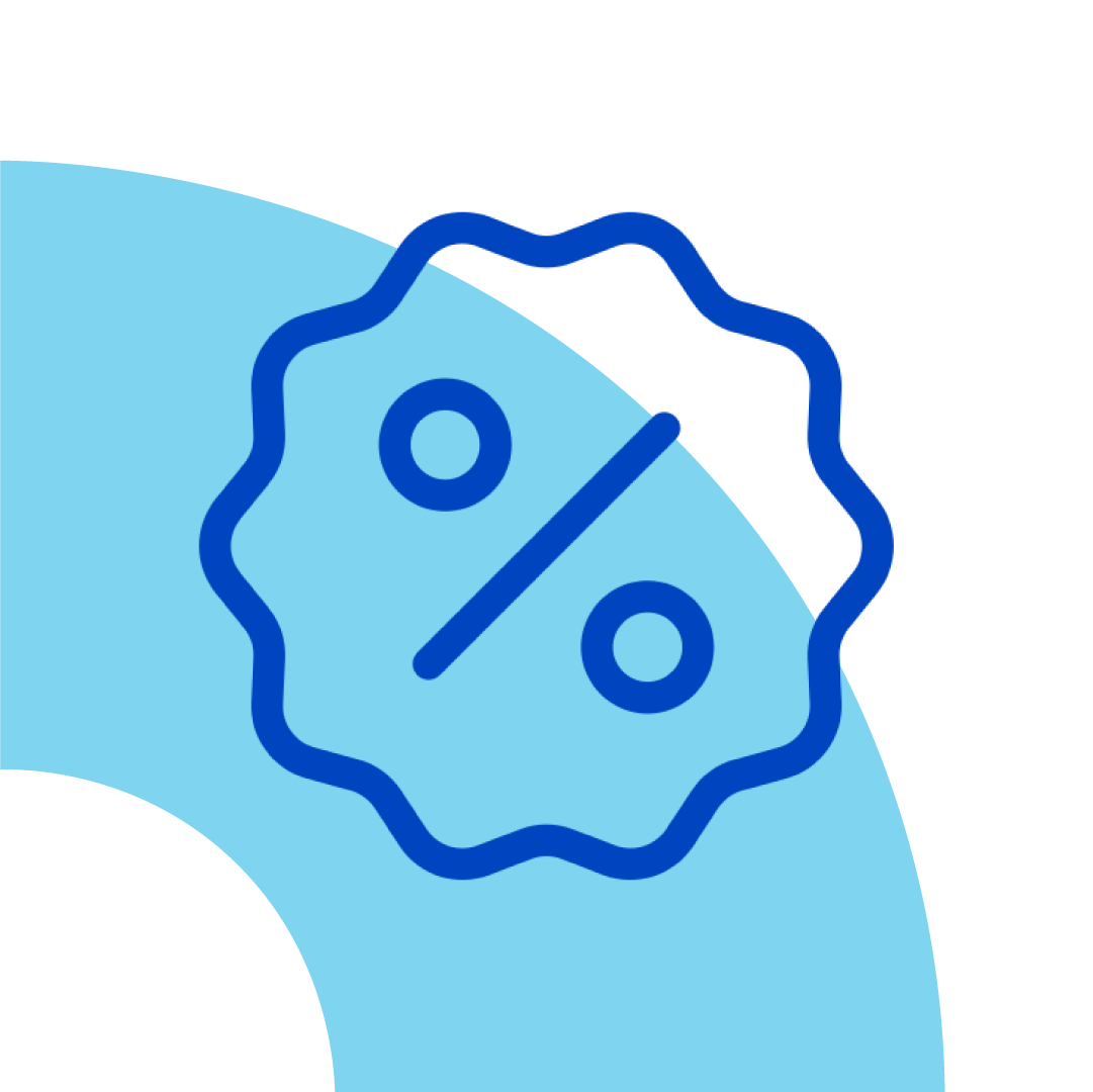Ícone de desconto azul com um sinal de porcentagem dentro de um círculo ondulado sobre um fundo azul claro.