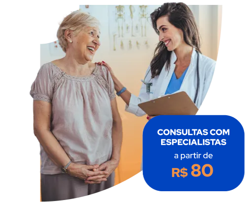 Médica sorrindo com paciente idosa e placa azul: “Consultas com especialistas a partir de R$ 80”
