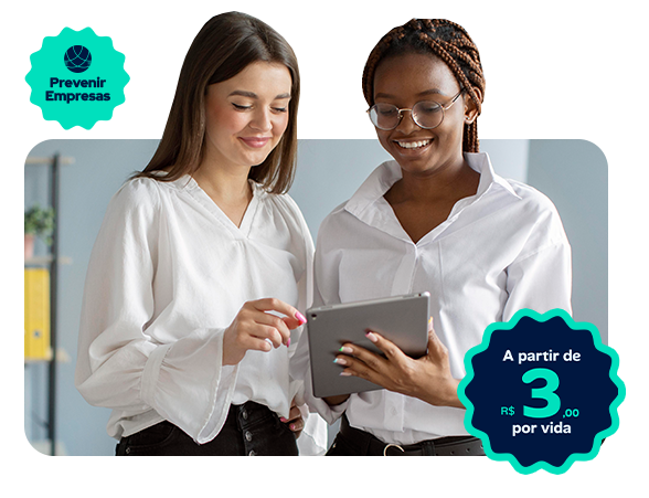 Dois colegas de trabalho analisando um tablet