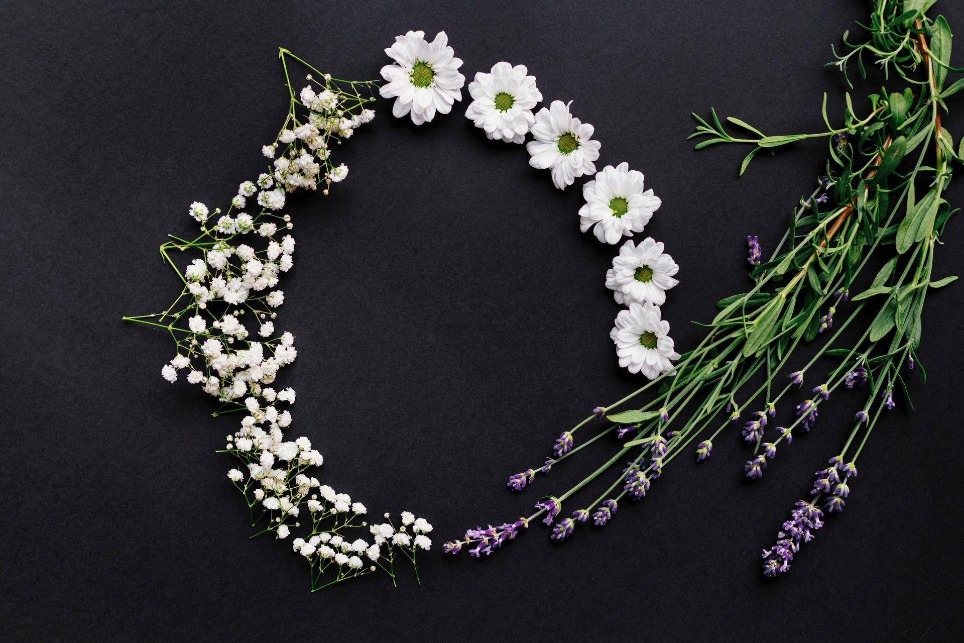 Arranjo circular de pequenas flores brancas em homenagem