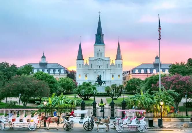 Cortejo acompanhado por banda de jazz representando a tradição dos funerais de jazz em Nova Orleans.