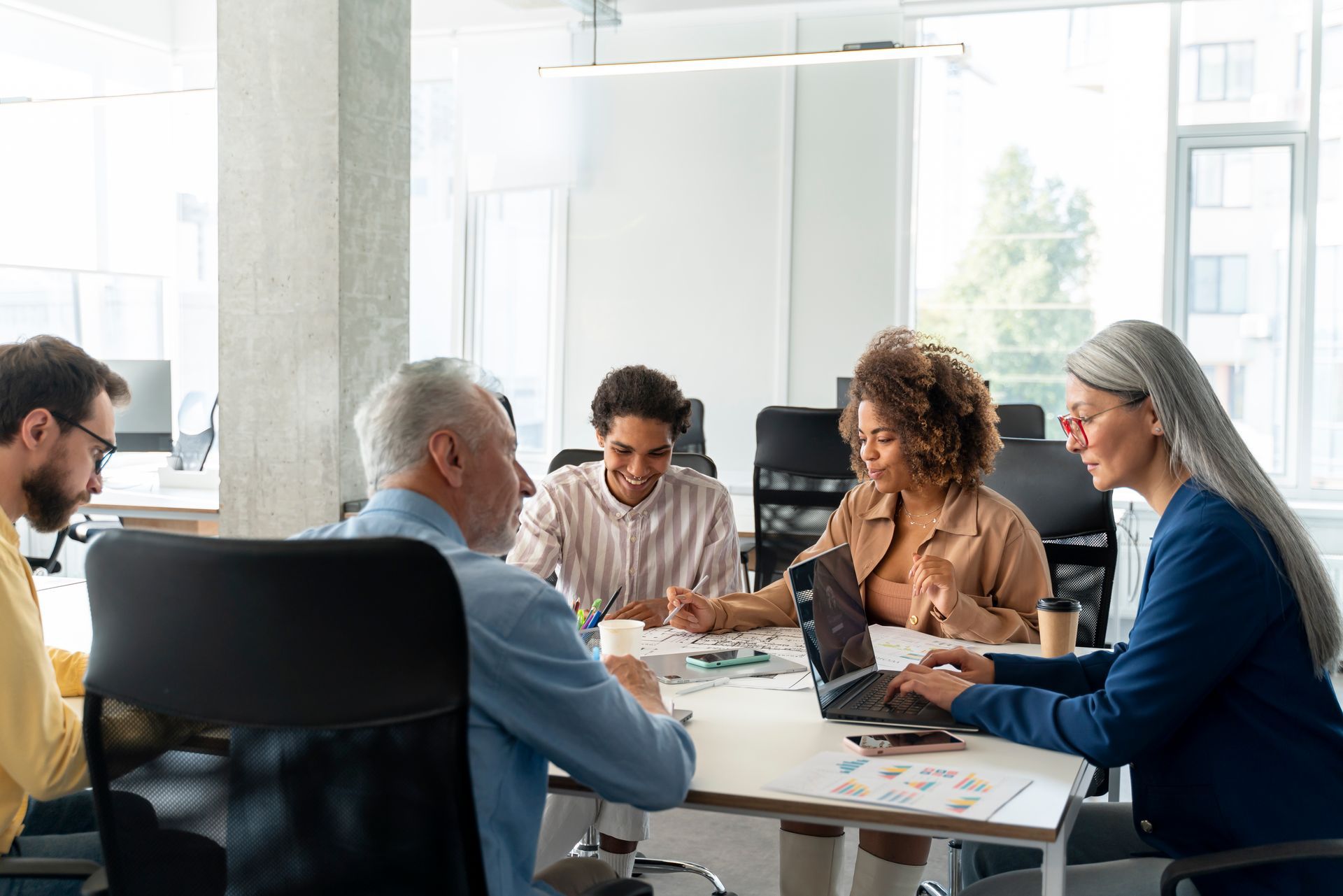 Profissionais com diferentes vínculos de trabalho reunidos em uma empresa.