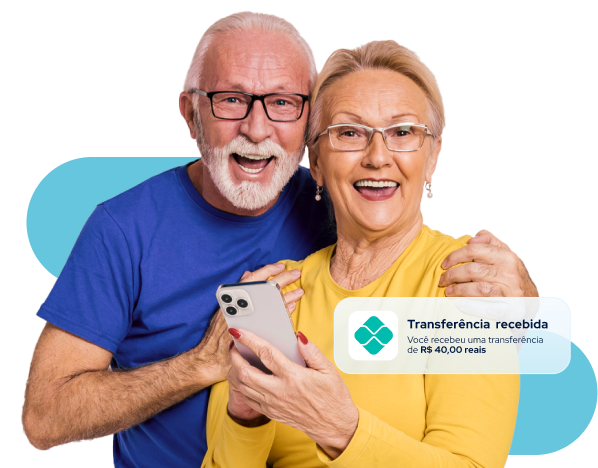 Casal sorridente com smartphone e notificação de transferência bancária em fundo branco.