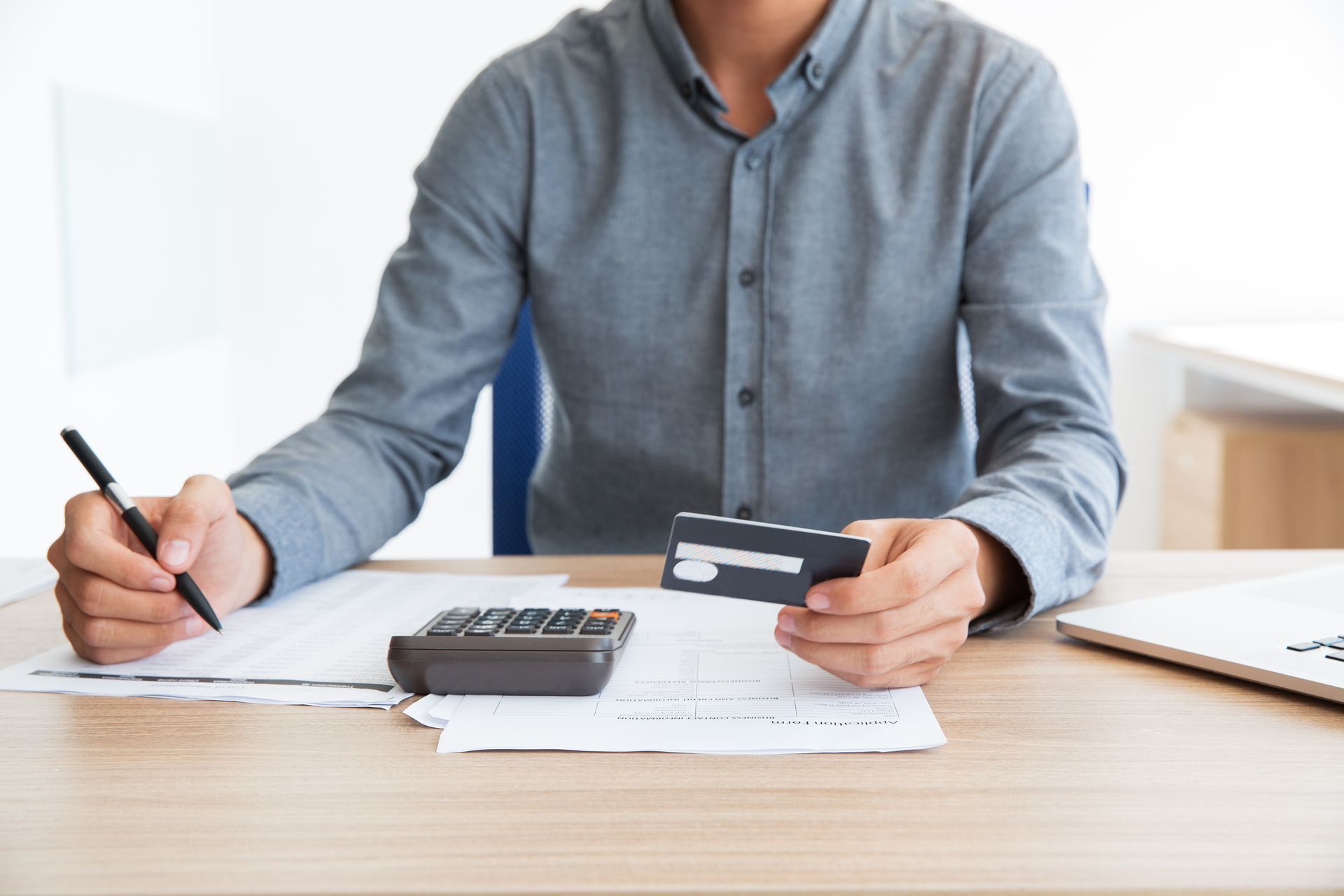 Documentos e cartão bancário representando as providências financeiras após um falecimento. 