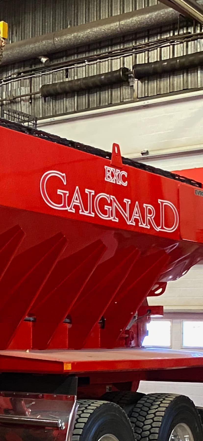 Camion-remorque rouge avec les inscriptions « GAIGNARD » et « ERC » sur le côté.