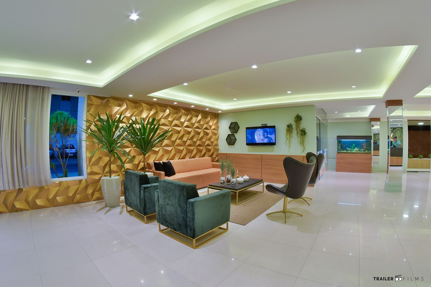 Hall de entrada moderno com parede estampada, área de estar e aquário.