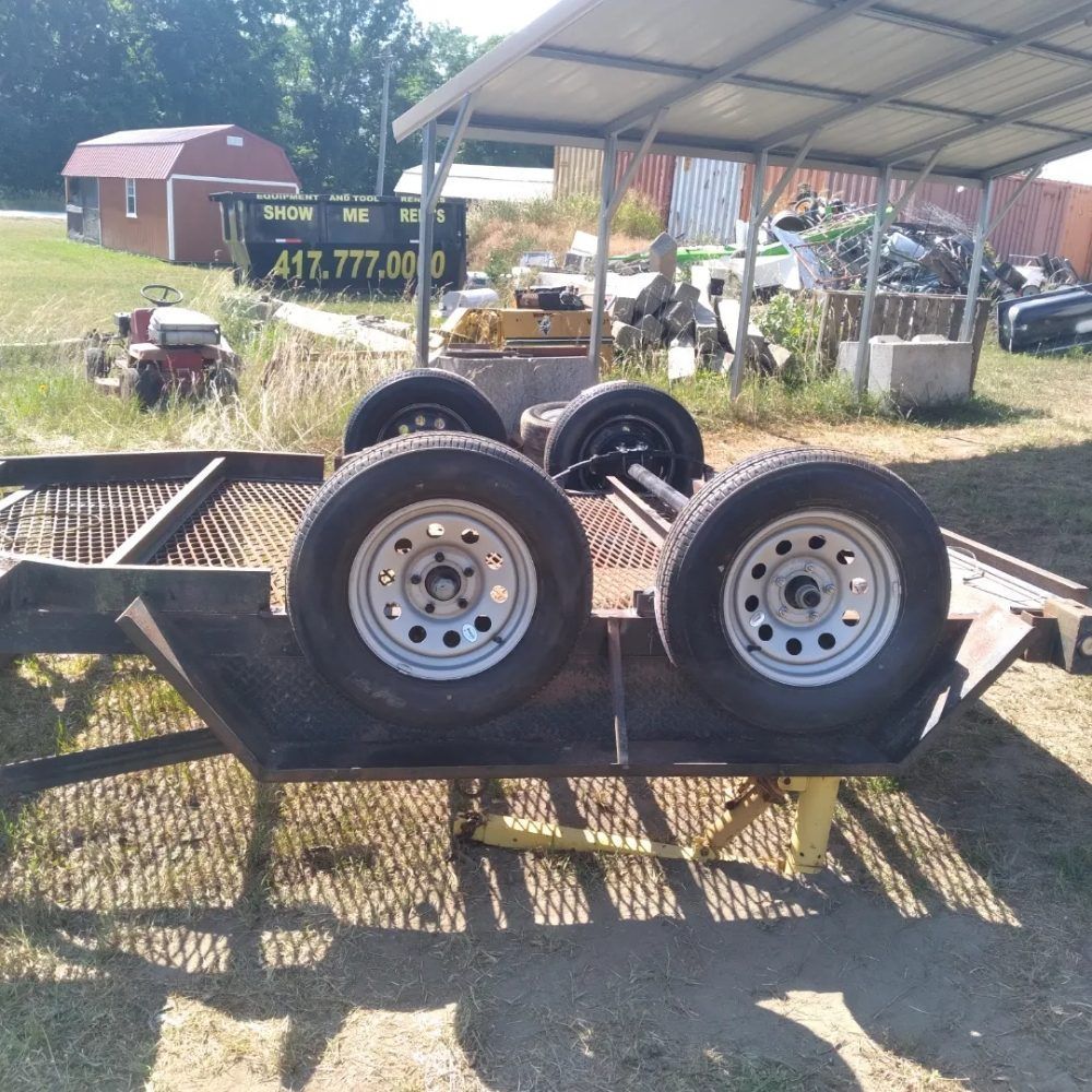 A trailer with the number 417 on it