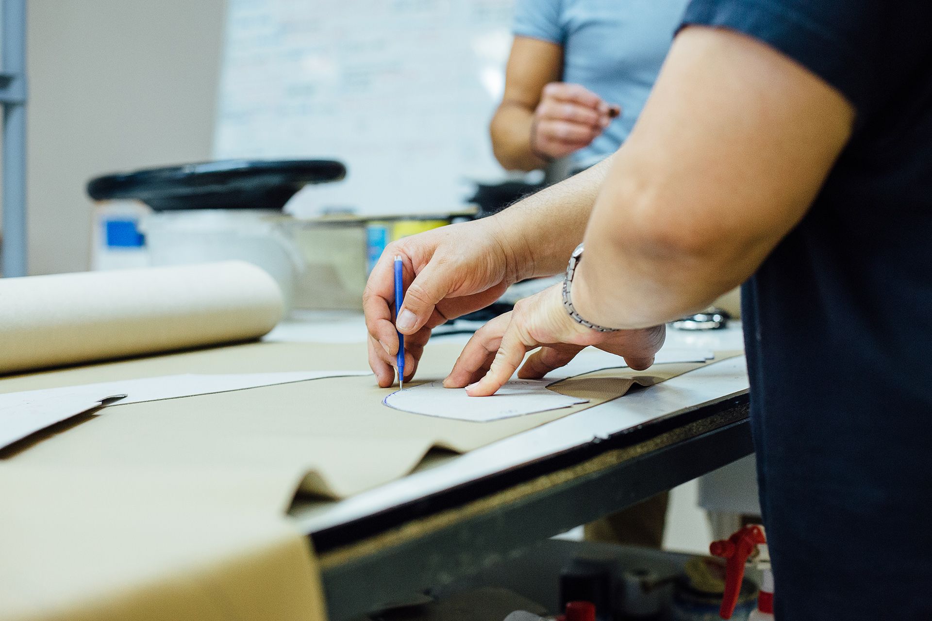 Una persona está dibujando un círculo en un trozo de papel.