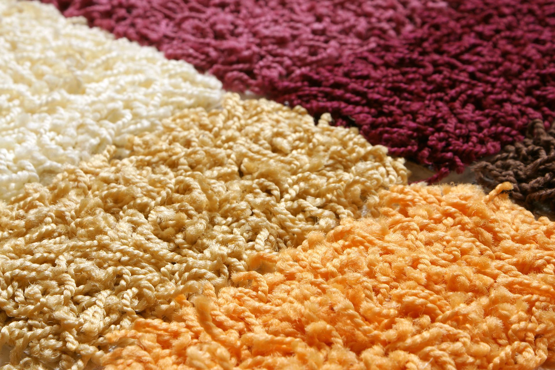 Un primer plano de una pila de alfombras de diferentes colores.