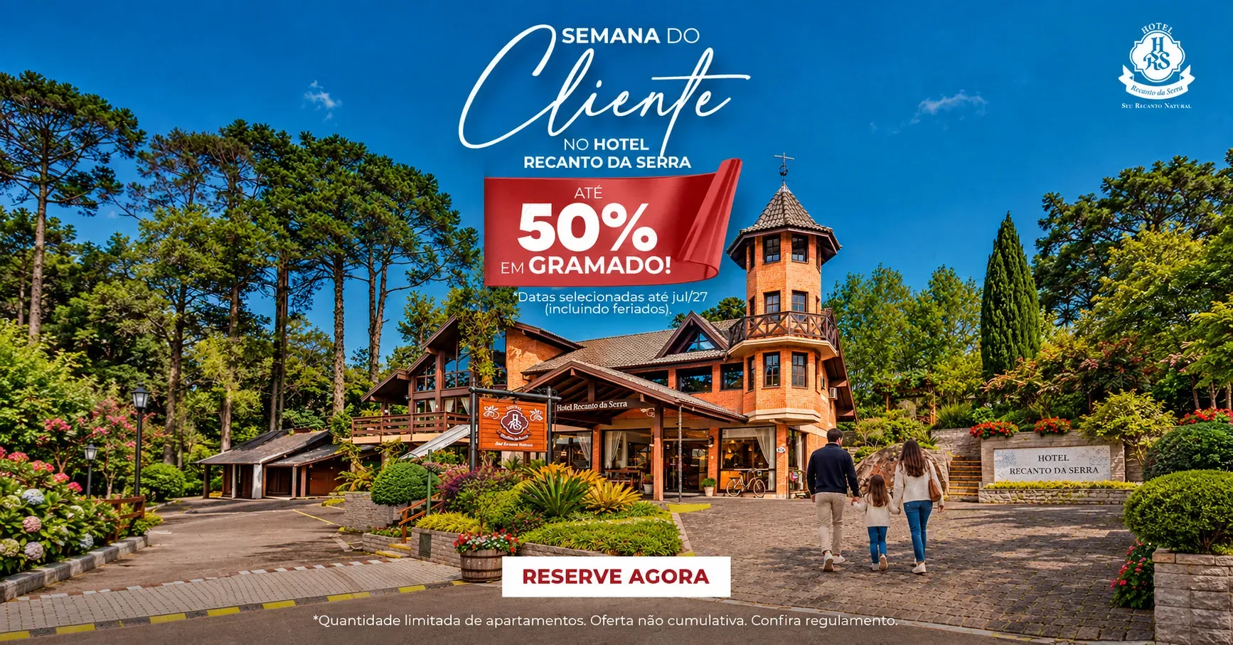 Banner promocional da Semana do Cliente no Hotel Recanto da Serra em Gramado com até 50% OFF. Na imagem, uma família caminha em direção à fachada aconchegante do hotel cercado por jardins e pinheiros.