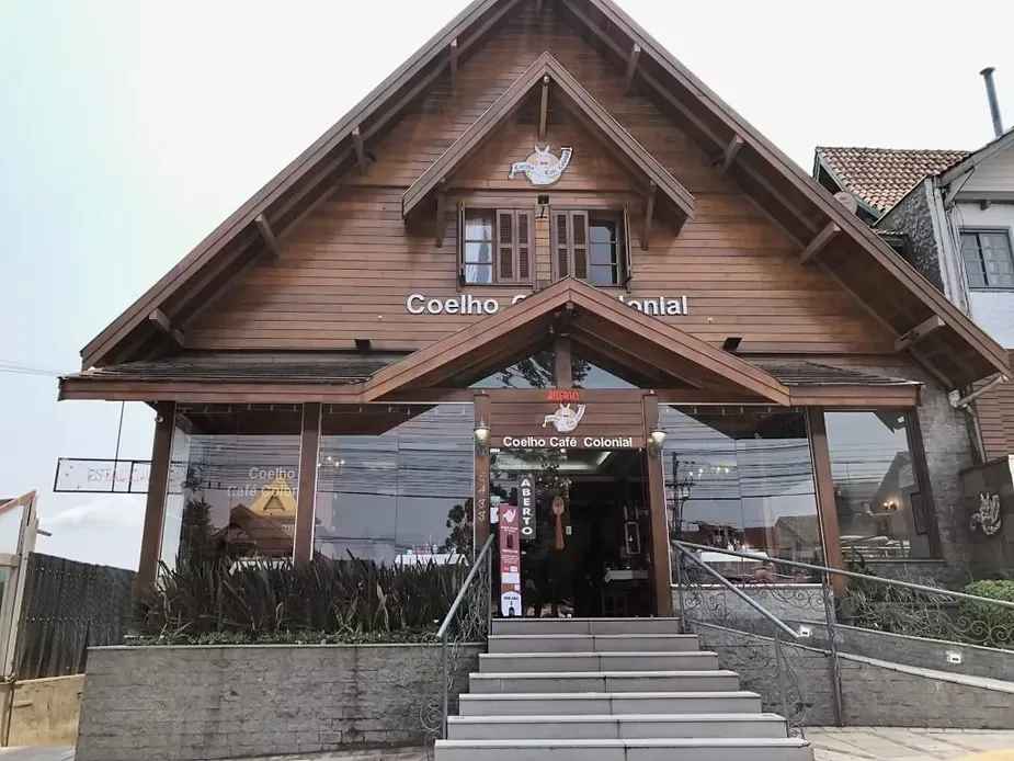 Mesa do Café Colonial Coelho, em Gramado, com tortas, pães e doces da tradição alemã e italiana.