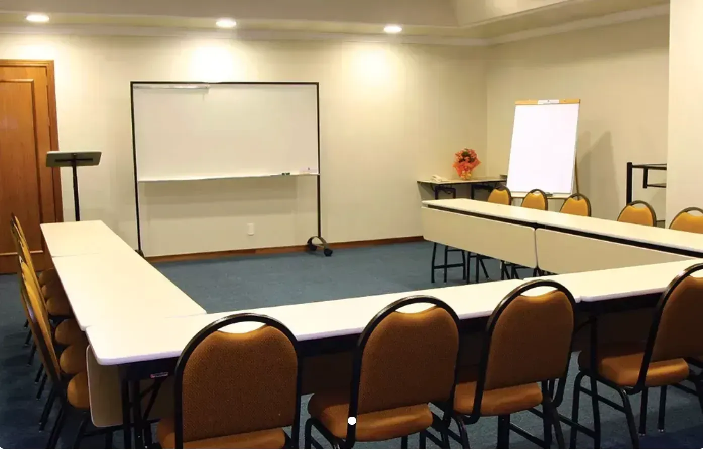 Sala de reuniões organizada em formato de U no Hotel Recanto da Serra em Gramado, equipada com mesas