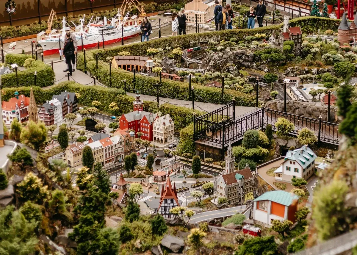 Maquetes e réplicas em miniatura de construções e vilas no museu a céu aberto Mini Mundo em Gramado.
