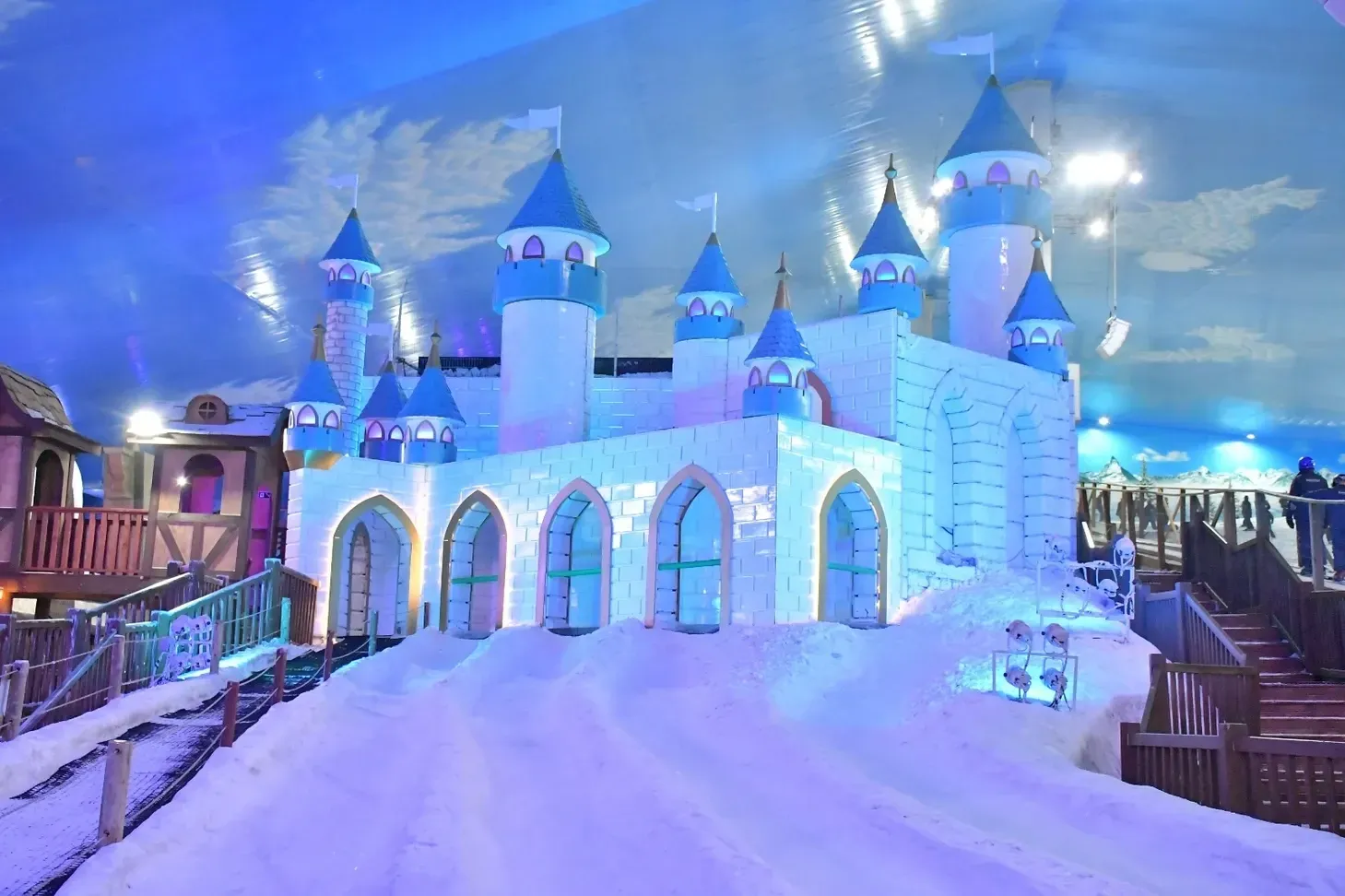 Castelo temático de gelo e rampas de neve no parque de neve indoor Snowland em Gramado.