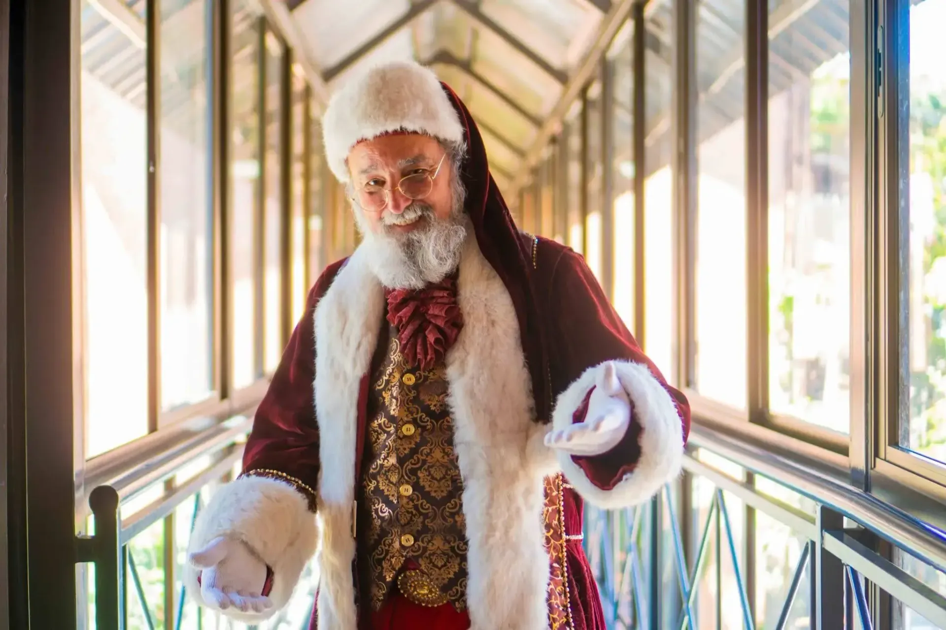 Papai Noel de braços abertos no corredor do Hotel Recanto da Serra em Gramado.