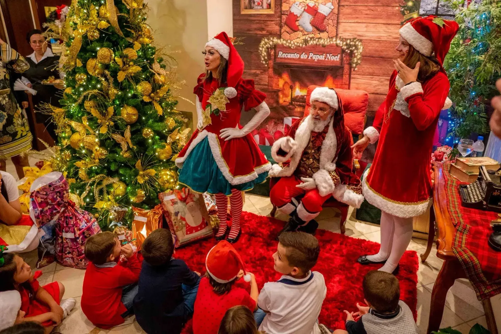 Pai Natal com crianças no espaço temático do Hotel Recanto da Serra durante o Natal Luz de Gramado.