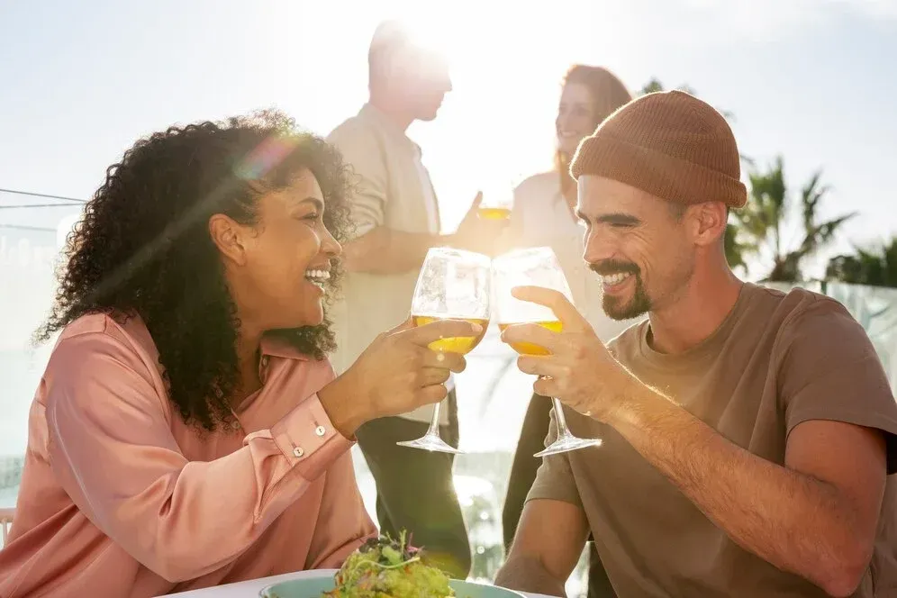 Casal brindando taças de vinho na Serra Gaúcha.