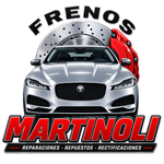 Logotipo de Frenos Martinoli con un coche deportivo plateado y una pinza de freno roja; marca de reparación de automóviles y repuestos.