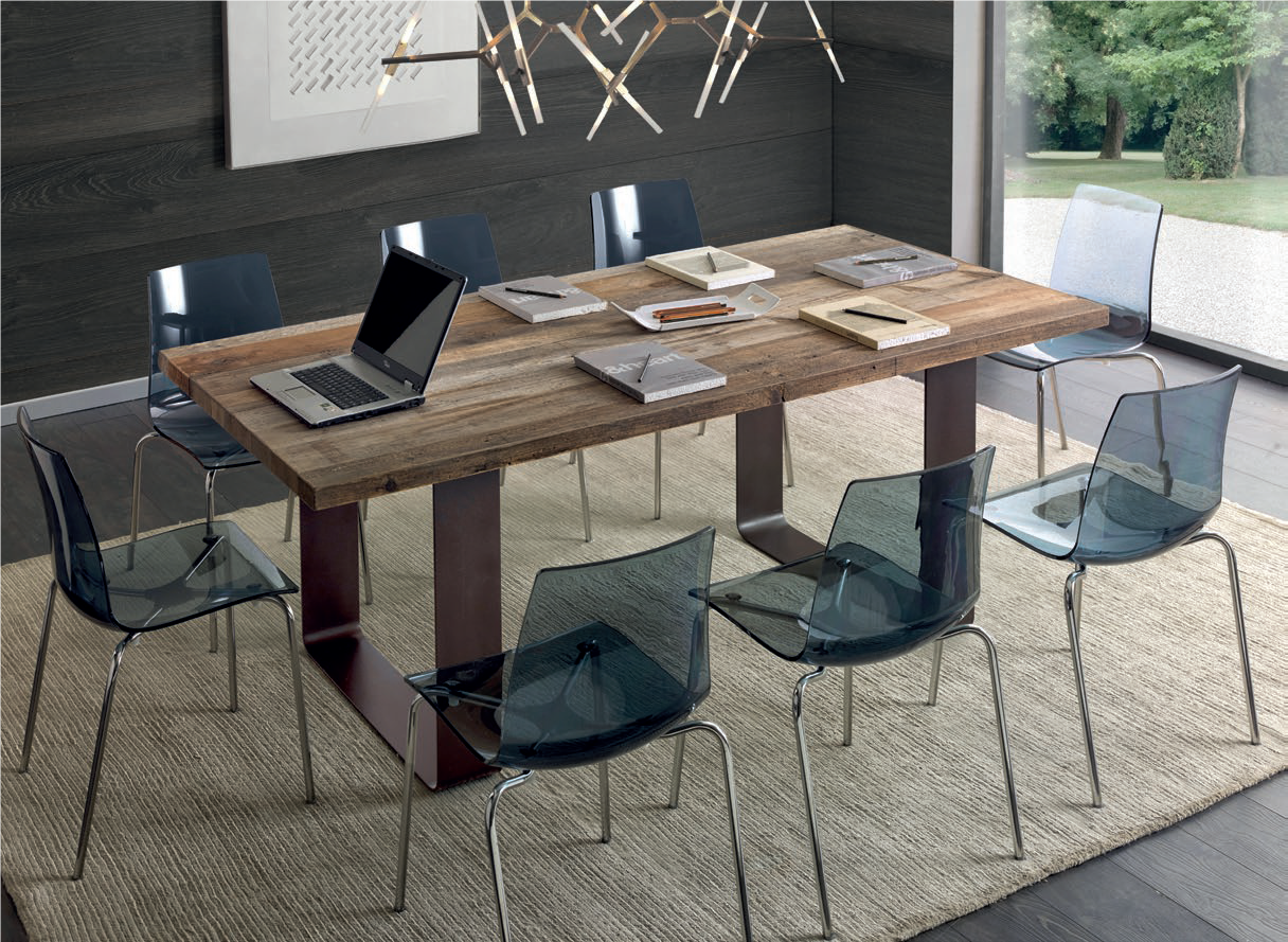 zona living con tavolo e sedie bianchi e in legno