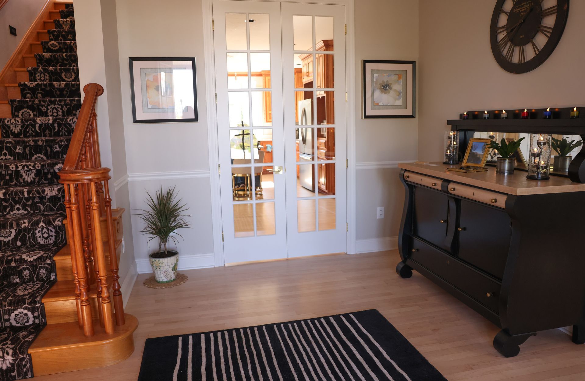 Entrance with stairway to rooms