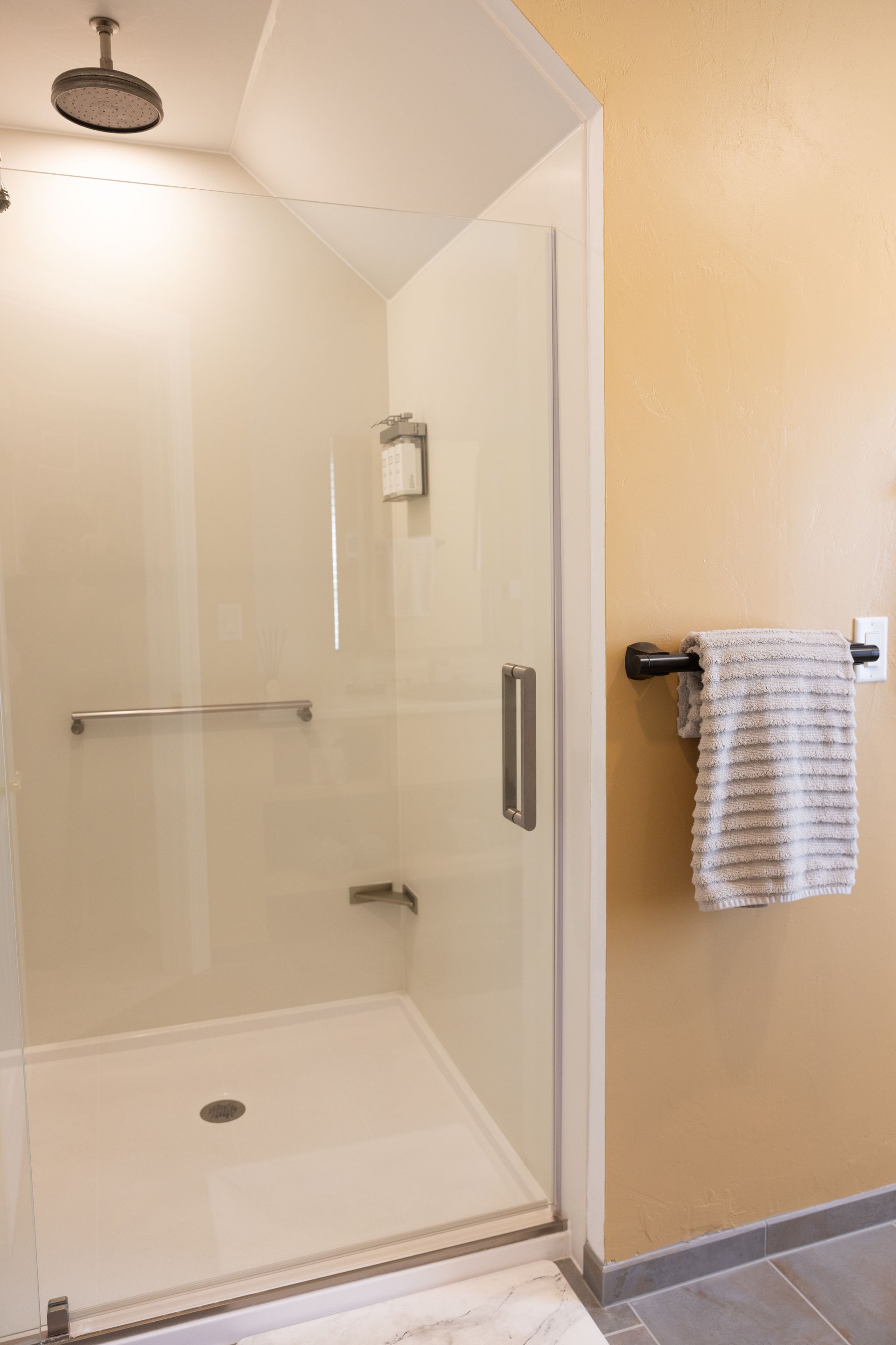 Shower in Queen room