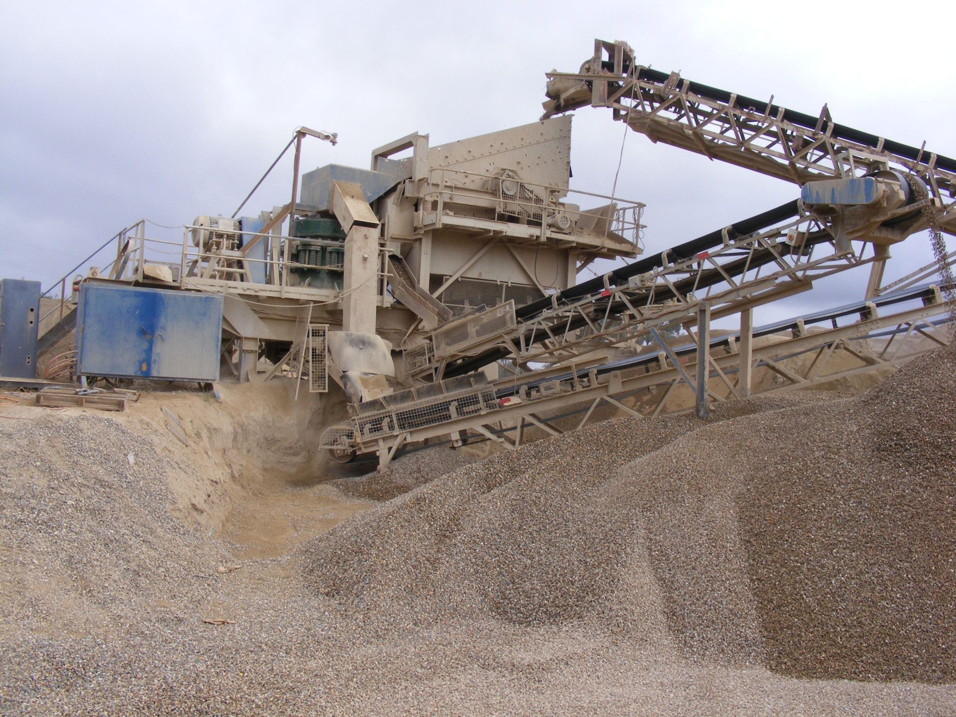 Quarry machinery— W Wall & Sons In Middlemount, QLD