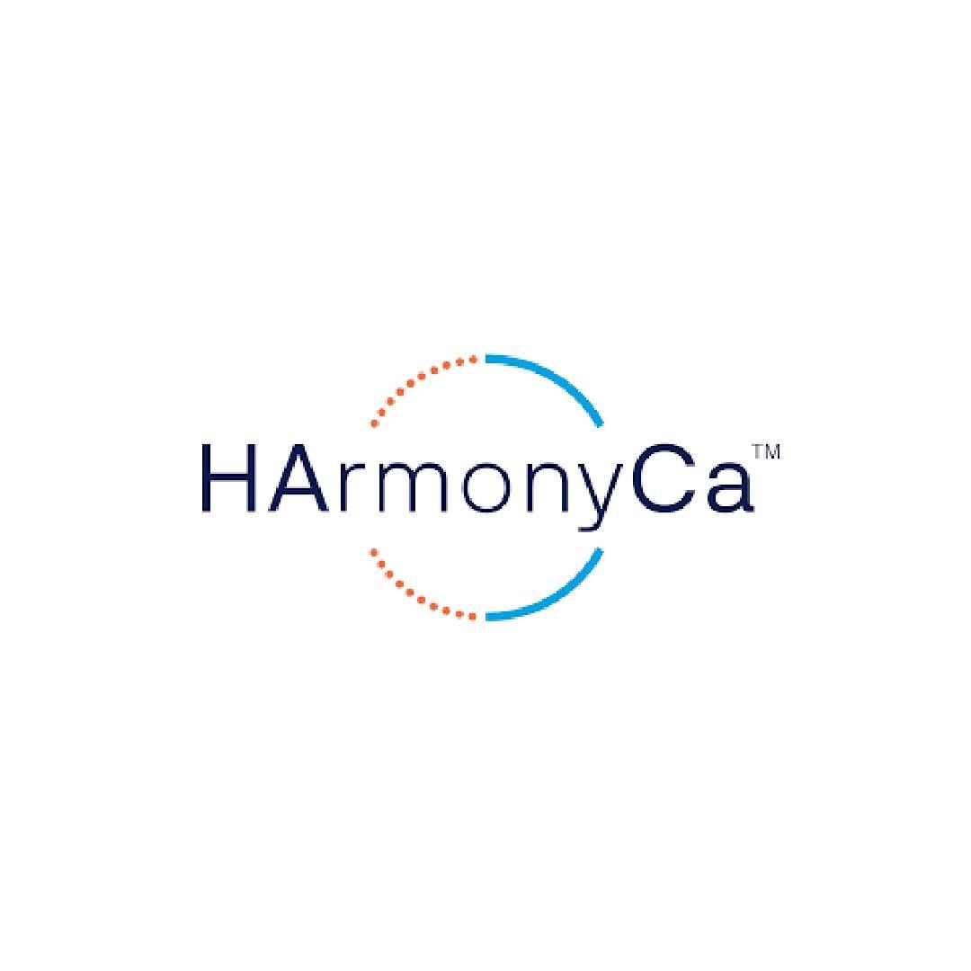 Logotipo de HarmonyCa con detalles circulares azules y naranjas sobre un fondo blanco.
