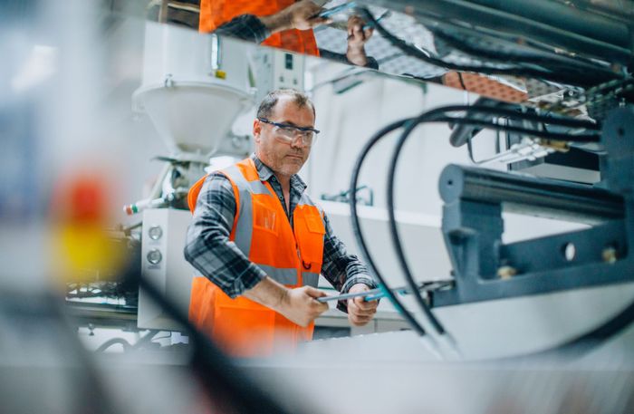 Operaio specializzato macchina CNC