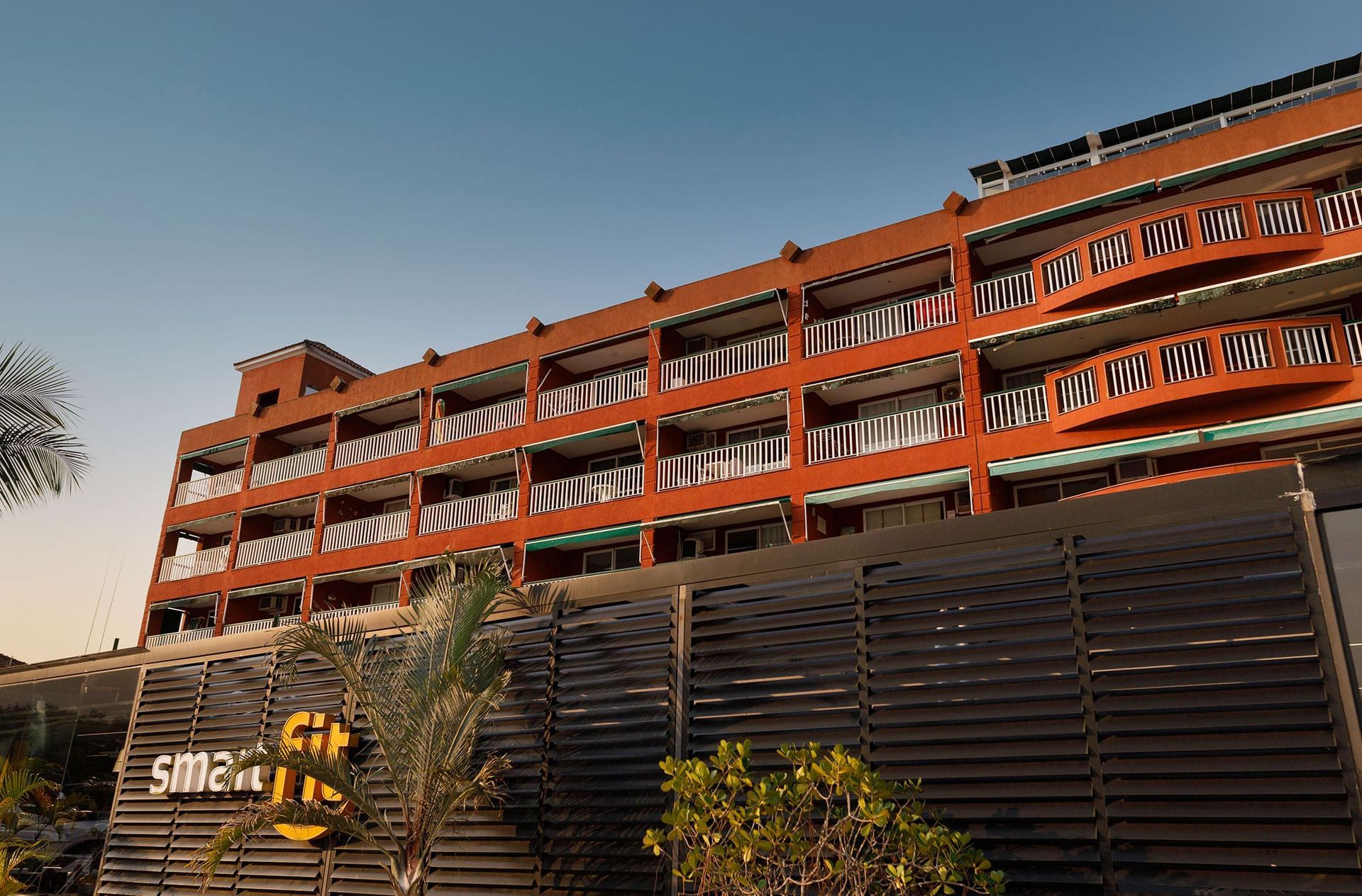fachada hotel mares suites by angra beach