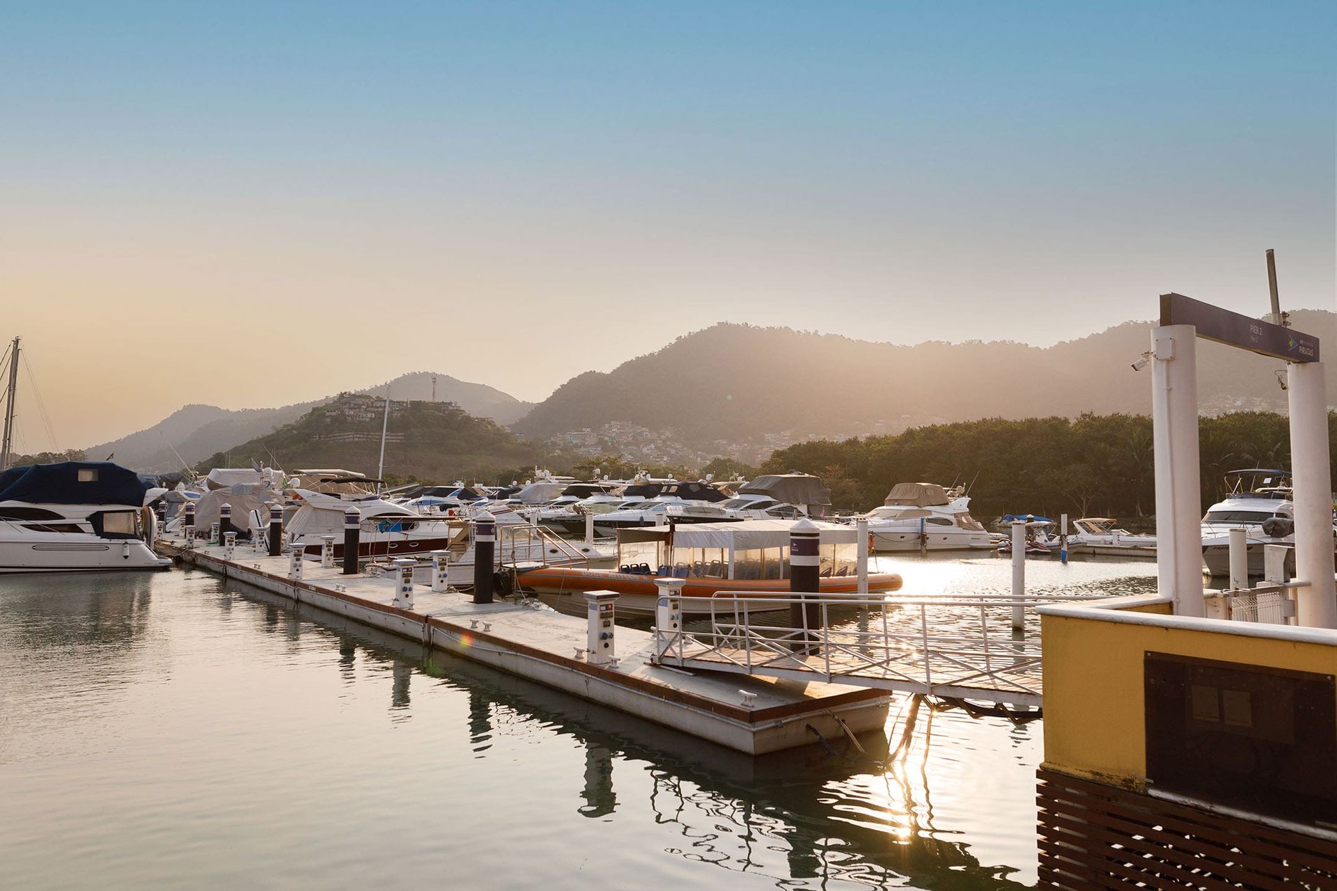 marina de barcos em frente ao mares suites by angra beach