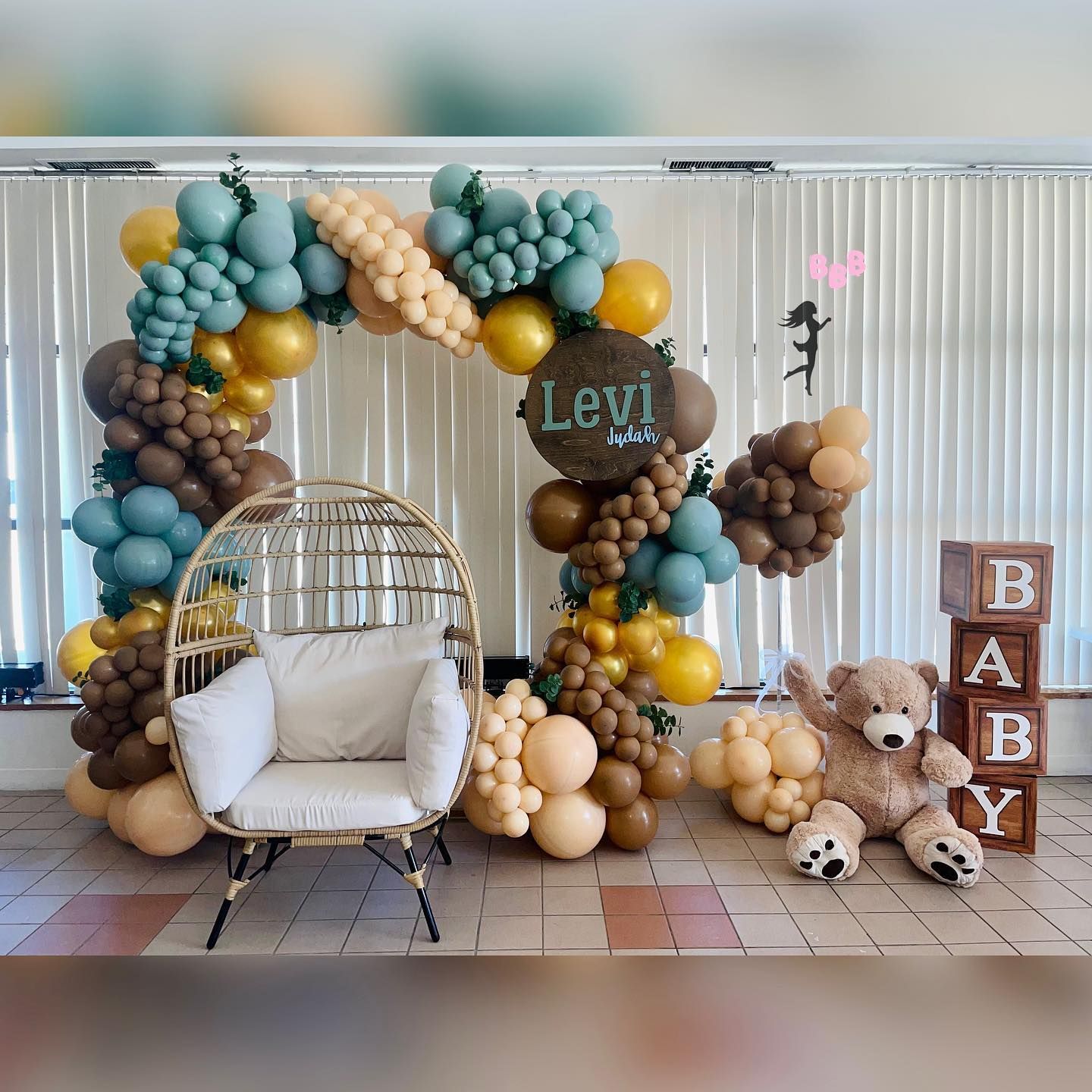 Organic balloon garland in coordinating colors