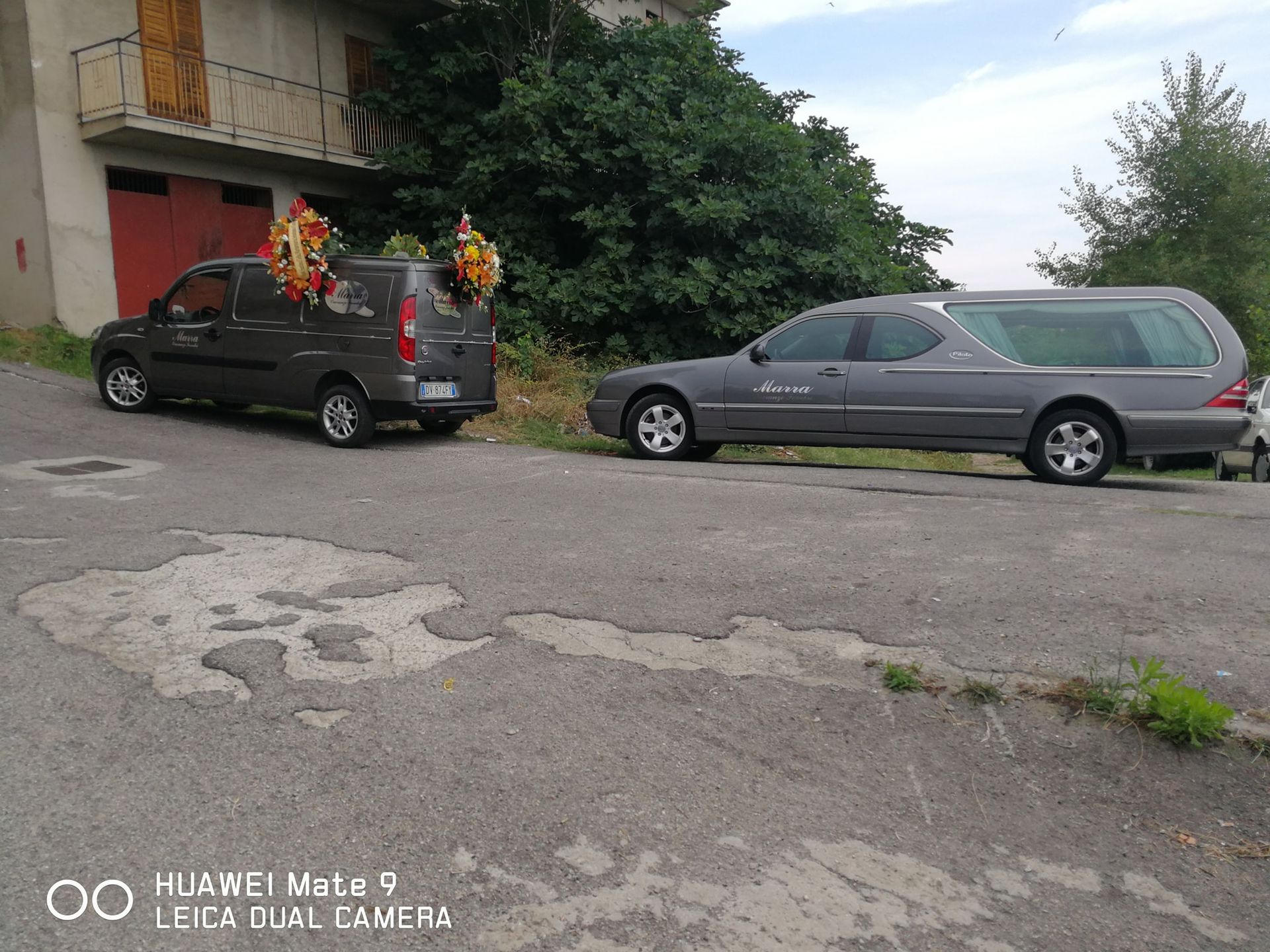 auto funebri con composizioni floreali
