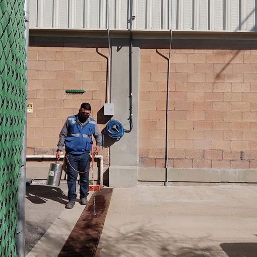 Equipo técnico revisando un servicio profesional de fumigación